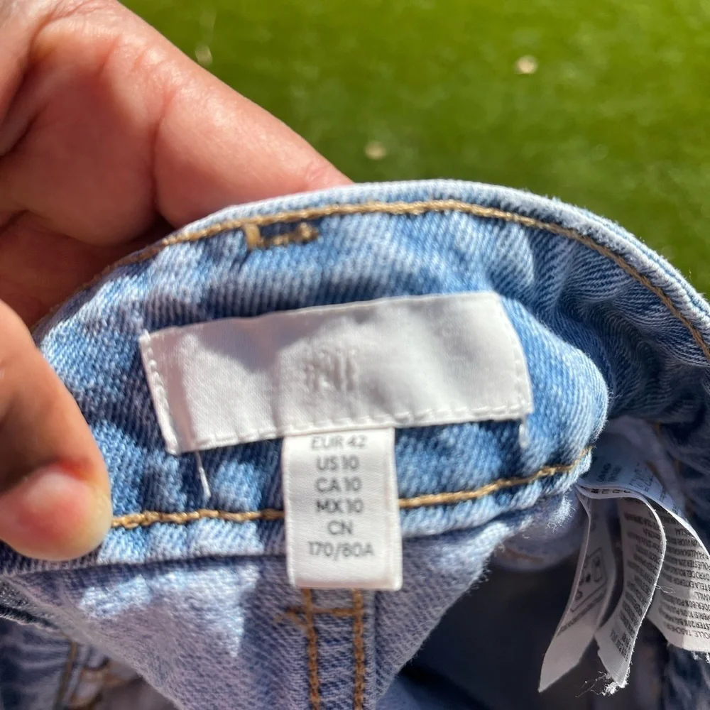 Women's Light Blue Denim Shorts Size 10 By H&M - Picture 3 of 3